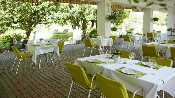 Terraço café de verão com mesas e cadeiras para pessoas, uma instituição vazia para recreação, ninguém — Fotografia de Stock