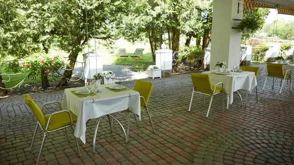 Terrace summer cafe with tables and chairs for people, an empty institution for recreation, nobody — Stock Photo, Image