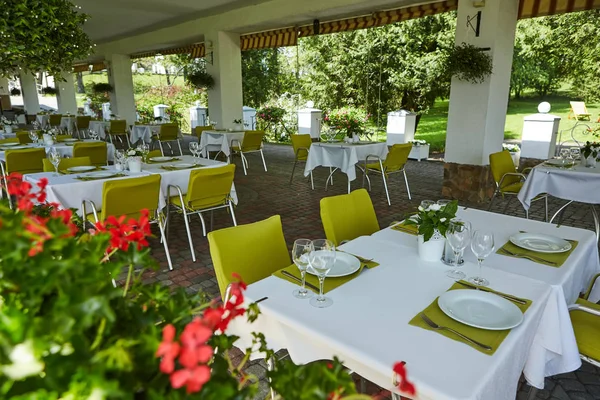 Terrace summer cafe with tables and chairs for people, an empty institution for recreation, nobody — Stock Photo, Image