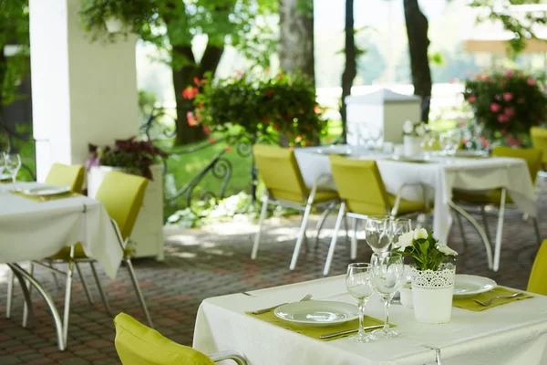 Terraço café de verão com mesas e cadeiras para pessoas, uma instituição vazia para recreação, ninguém — Fotografia de Stock