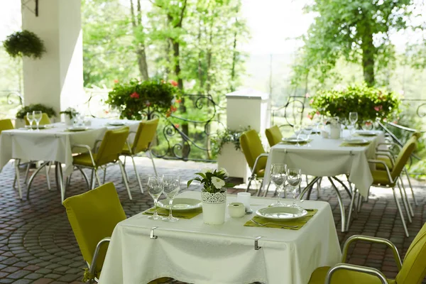 Terrasse Sommercafé mit Tischen und Stühlen für die Menschen, eine leere Institution zur Erholung, niemand — Stockfoto