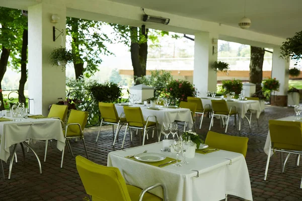 Terrasse Sommercafé mit Tischen und Stühlen für die Menschen, eine leere Institution zur Erholung, niemand — Stockfoto