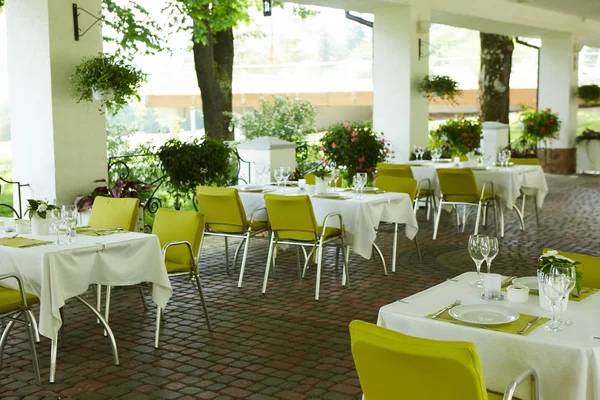 Terraza cafetería de verano con mesas y sillas para las personas, una institución vacía para la recreación, nadie — Foto de Stock