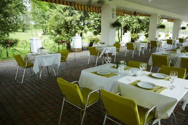 Terraço café de verão com mesas e cadeiras para pessoas, uma instituição vazia para recreação, ninguém — Fotografia de Stock