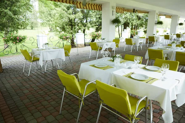 Terrace summer cafe with tables and chairs for people, an empty institution for recreation, nobody — Stock Photo, Image