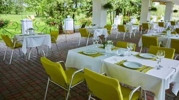 Terrace summer cafe with tables and chairs for people, an empty institution for recreation, nobody — Stock Photo, Image