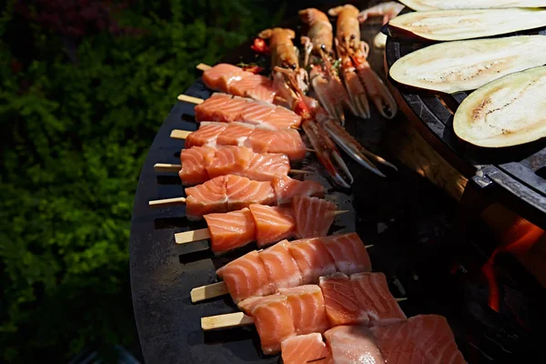 Frutos do mar frescos grelhados: camarão, peixe, polvo, ostras fundo comida Churrasco Cozinhar churrasco — Fotografia de Stock