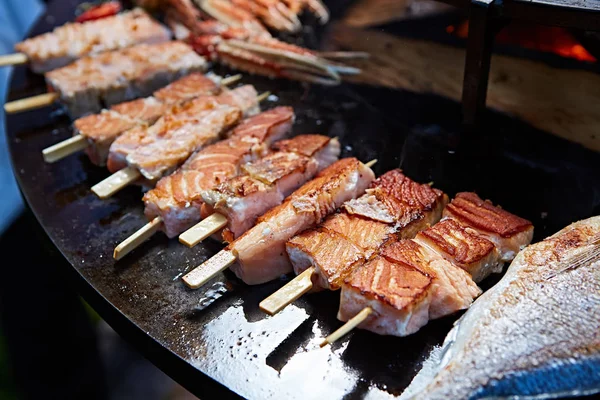 Gegrillte frische Meeresfrüchte: Garnelen, Fisch, Tintenfisch, Austern Essen Hintergrund Grill Kochen Grill — Stockfoto