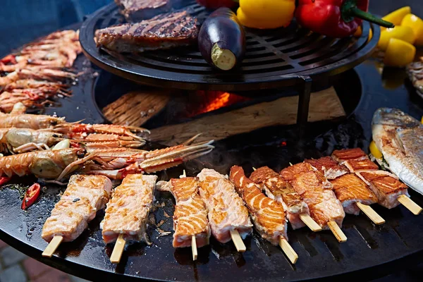 Gegrillte frische Meeresfrüchte: Garnelen, Fisch, Tintenfisch, Austern Essen Hintergrund Grill Kochen Grill — Stockfoto