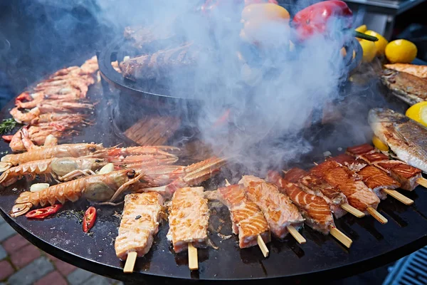 Frutos do mar frescos grelhados: camarão, peixe, polvo, ostras fundo comida Churrasco Cozinhar churrasco — Fotografia de Stock