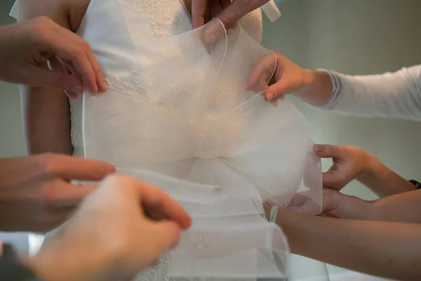 Kezében a barátnők, segítik a menyasszony ruháját, ruha — Stock Fotó