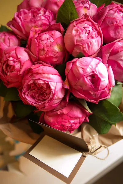 Buquê de rosas de peônia com letra com espaço para texto — Fotografia de Stock
