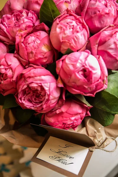 Buquê de rosas peônia com carta e nota dizendo - Eu te amo . — Fotografia de Stock