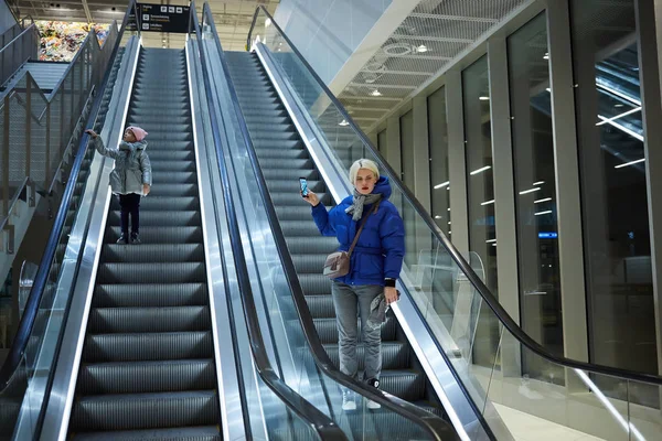 Madre e figlio insieme su sfondo scala mobile. Terminal, viaggi in aeroporto, amore . — Foto Stock