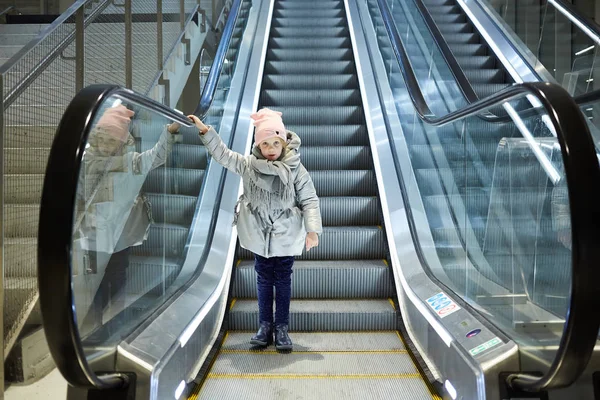 Par en bas plan de fille debout sur les escaliers mobiles dans le terminal . — Photo
