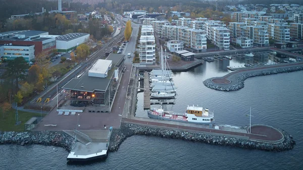 Lägenheter, en del av Gashaga Pier, en av de mest exklusiva familj bostadsprojekt i Sverige designad 2001 av Sandell Sandberg arkitekter. — Stockfoto