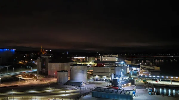 Terminal de grano moderno por la noche. Tanques de metal de ascensor. Construcción compleja de secado de granos. Cereales comerciales o silos de semillas en el puerto. Almacenamiento de acero para la cosecha agrícola . —  Fotos de Stock