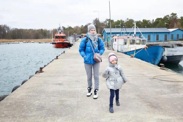 Tochter Und Mutter Haben Spaß Auf Seebrücke — Stockfoto