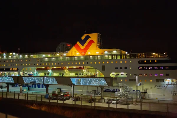 Stockholm, Svédország - 2018. November 3.: A Tallink hajó Viktória azt a Vartahamnen port, Stockholmban, a svéd fővárosban. Grahamet indulásra várva. — Stock Fotó