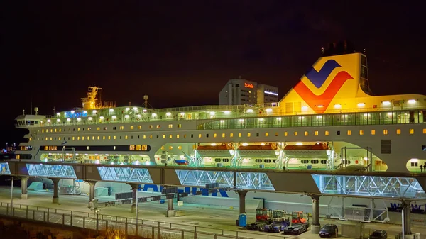 Stockholm, Svédország - 2018. November 3.: A Tallink hajó Viktória azt a Vartahamnen port, Stockholmban, a svéd fővárosban. Grahamet indulásra várva. — Stock Fotó