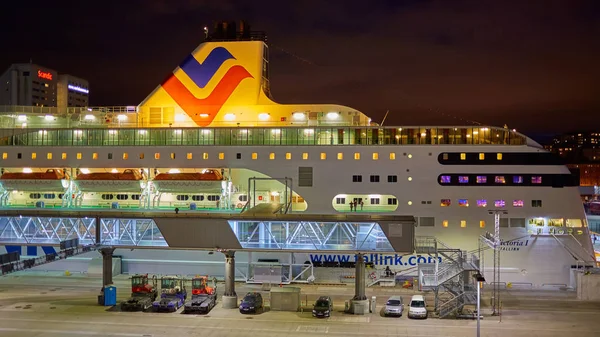 Stockholm, Svédország - 2018. November 3.: A Tallink hajó Viktória azt a Vartahamnen port, Stockholmban, a svéd fővárosban. Grahamet indulásra várva. — Stock Fotó