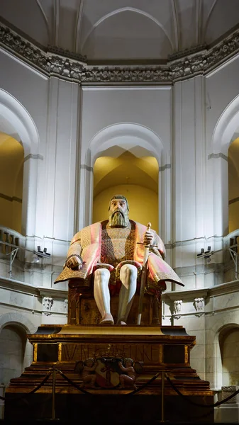 Estocolmo, Suecia - 6 de noviembre de 2018: La enorme estatua de roble del rey Gustav Vasa en el museo nórdico de Estocolmo, Suecia — Foto de Stock