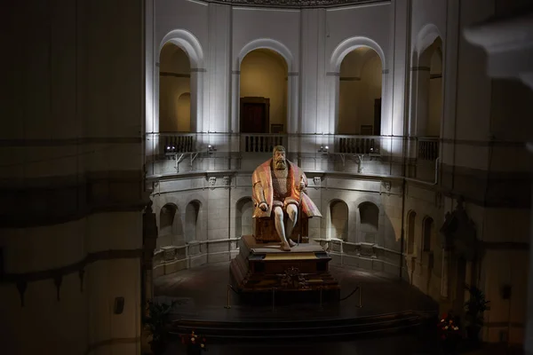 Stockholm, Švédsko - 6 listopadu 2018: Obrovský dub socha král Gustav Vasa v Severské muzeum ve Stockholmu, Švédsko — Stock fotografie