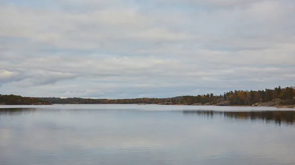 Ostsee trifft auf Felsen im Stockholmer Archipel. — Stockfoto