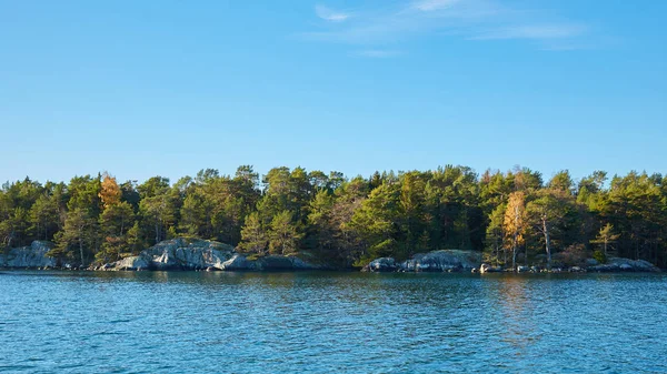 Morze Bałtyckie spełnia skały w Sztokholmie archipelag. — Zdjęcie stockowe