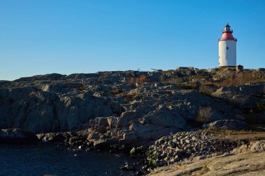 İsveç köyü Landsort Oja Adası üzerinde deniz feneri