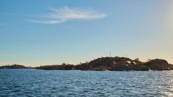 Casa roja en la orilla del mar en el mar báltico en colores opacos en otoño . — Foto de Stock