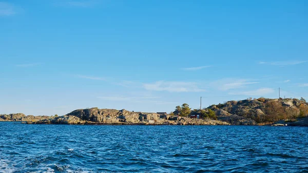 Casa rossa sulla riva del mare nel mare baltico in colori opachi in autunno . — Foto Stock