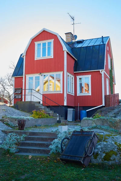 Casa roja en la orilla del mar en el mar báltico en colores opacos en otoño . —  Fotos de Stock