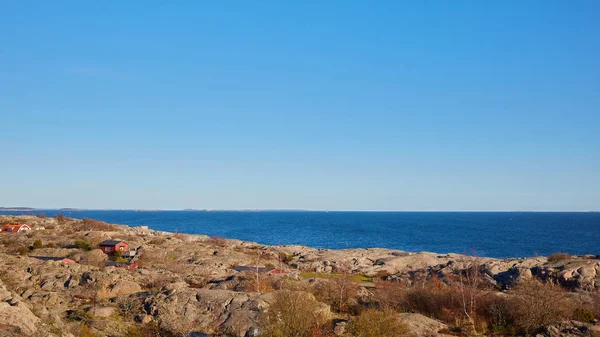 Mar Báltico se encuentra con rocas en el archipiélago de Estocolmo . — Foto de Stock