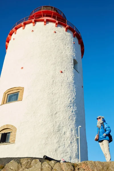 Mulher bonita posando perto do farol. Viajar o conceito mundo — Fotografia de Stock