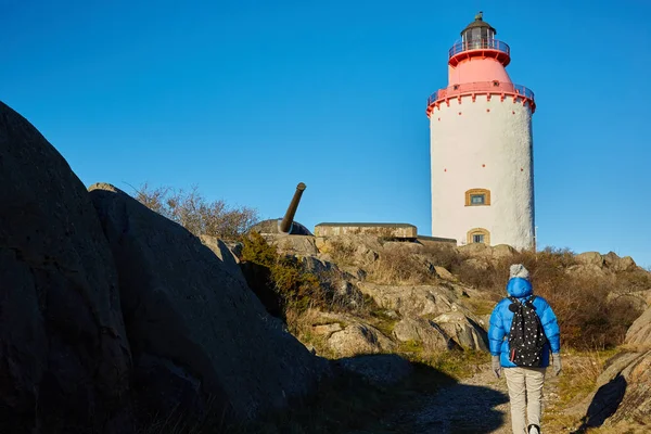 Schöne Frau posiert in der Nähe des Leuchtturms. travel the world concept — Stockfoto