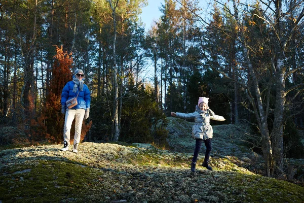 Mutter und kleine Tochter reisen in die Berge — Stockfoto