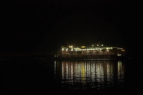 Estocolmo, Suécia - 6 de novembro de 2018: Amorella da empresa Viking Line que embarca no porto de Estocolmo — Fotografia de Stock