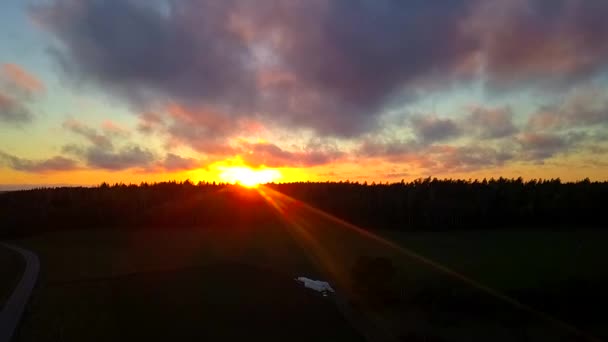 위에서 고전적인 스웨덴어 풍경의 아름 다운 보기. — 비디오