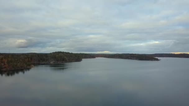 Belle vue sur le paysage suédois classique d'en haut . — Video