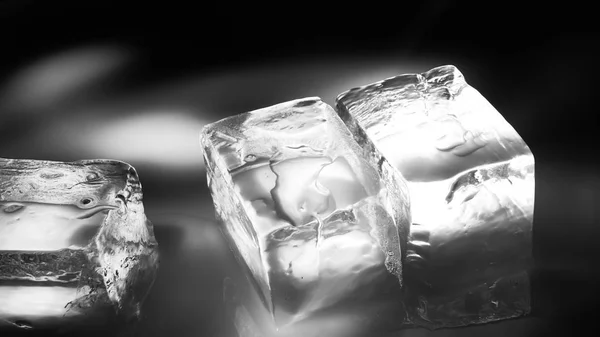 Kousky drceného ledu kostky na černém pozadí. — Stock fotografie