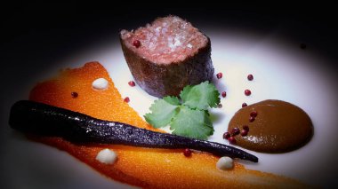 Baharatlar ve tuz ile ızgara sığır eti biftek.