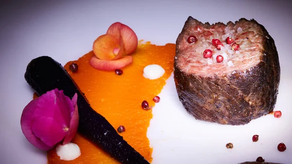De steaks gegrild rundvlees met specerijen en zout. — Stockfoto
