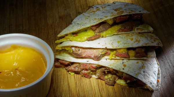 Frische heiße, perfekt zubereitete mexikanische Quesadilla köstliche internationale Küche. — Stockfoto