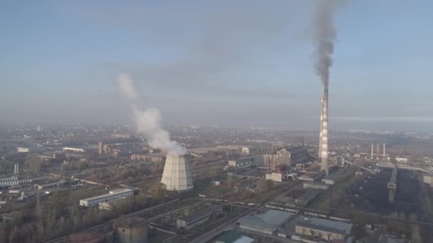 Rauchende Fabrikschlote. Umweltproblem der Umwelt- und Luftverschmutzung in Großstädten. Blick auf große Anlage mit Raucherpfeifen — Stockvideo