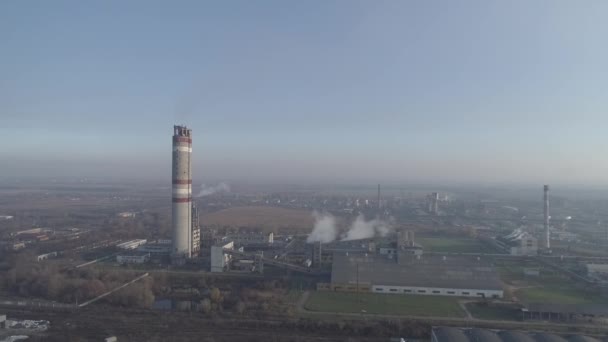 Kouřící tovární komíny. Environmentální problém znečištění životního prostředí a ovzduší ve velkých městech. Pohled na velkou rostlinu s dýmkami Kouření — Stock video