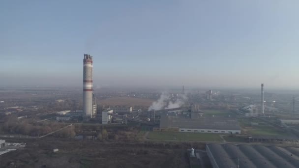 Rauchende Fabrikschlote. Umweltproblem der Umwelt- und Luftverschmutzung in Großstädten. Blick auf große Anlage mit Raucherpfeifen — Stockvideo