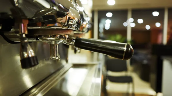 Retro kaffe maskin innehavaren detalj. Grunt fokus — Stockfoto