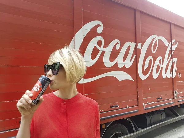 Kyiv, Ukraine - July 6, 2017 Beautiful fashionable woman with model release drinking Coca-Cola soda — Stock Photo, Image