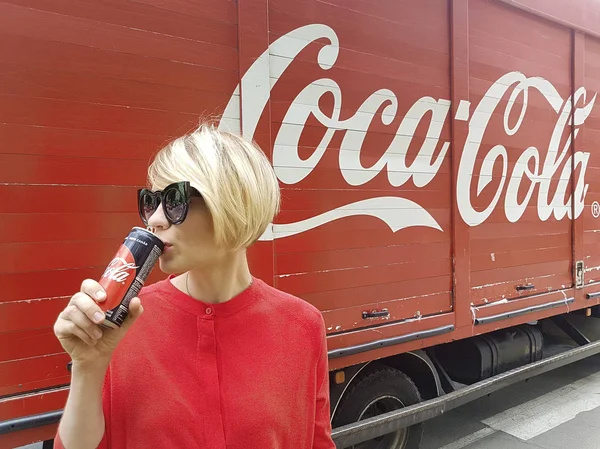 Kiev, Ukraina - 6 juli 2017 vacker fashionabla kvinna med modellrelease dricka Coca-Cola läsk — Stockfoto